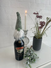 Indlæs billede til gallerivisning ❤️Håndlavet “”Gnom” i meleret blå og med hjemmestrikket hue.