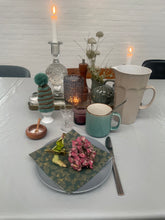 Indlæs billede til gallerivisning Æggevarmer aka Nissehue i turkis og brun strik med pom pom.