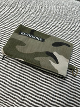 Indlæs billede til gallerivisning Keyhanger taske i army med army lynlås.