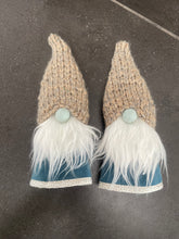 Indlæs billede til gallerivisning Håndlavet “Gnom” i blå velour og med hjemmestrikket hue.(1 stk.)