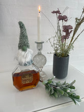 Indlæs billede til gallerivisning ❤️Håndlavet “”Gnom” i meleret blå og med hjemmestrikket hue.