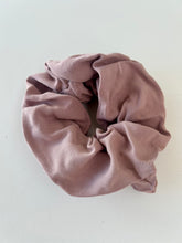 Indlæs billede til gallerivisning Stor scrunchie i blødt rosa stof.