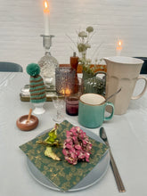 Indlæs billede til gallerivisning Æggevarmer aka Nissehue i turkis og brun strik med pom pom.