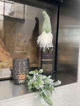 Indlæs billede til gallerivisning ❤️Håndlavet “”Gnom” i meleret blå og med hjemmestrikket hue.