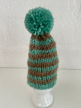 Indlæs billede til gallerivisning Æggevarmer aka Nissehue i turkis og brun strik med pom pom.