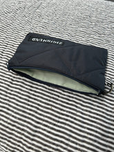 Indlæs billede til gallerivisning Keyhanger taske i mørkegrå quilt.