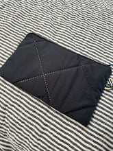 Indlæs billede til gallerivisning Keyhanger taske i mørkegrå quilt.