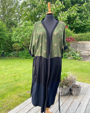Indlæs billede til gallerivisning Kimono i mørke nuancer med fugle (xs-m).