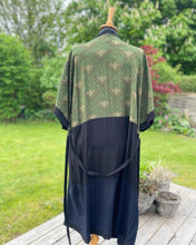 Indlæs billede til gallerivisning Kimono i mørke nuancer med fugle (xs-m).
