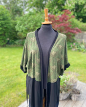 Indlæs billede til gallerivisning Kimono i mørke nuancer med fugle (xs-m).