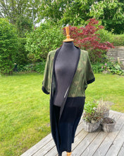 Indlæs billede til gallerivisning Kimono i mørke nuancer med fugle (xs-m).