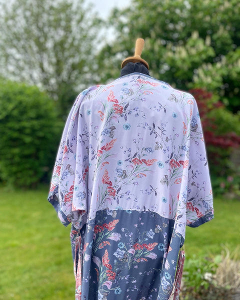 Strand Kimono i sarte nuancer og med smukke blomster (xs-m)