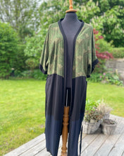 Indlæs billede til gallerivisning Kimono i mørke nuancer med fugle (xs-m).