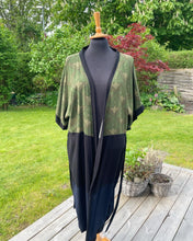 Indlæs billede til gallerivisning Kimono i mørke nuancer med fugle (xs-m).