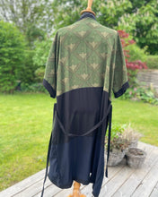 Indlæs billede til gallerivisning Kimono i mørke nuancer med fugle (xs-m).
