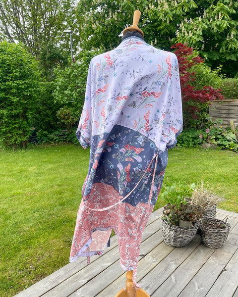 Strand Kimono i sarte nuancer og med smukke blomster (xs-m)