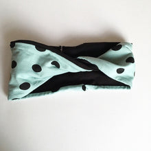 Indlæs billede til gallerivisning Pige pandebånd med mint farvet baggrund og sorte prikker - TrikkerDesign