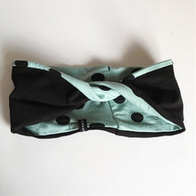 Indlæs billede til gallerivisning Pige pandebånd med mint farvet baggrund og sorte prikker - TrikkerDesign