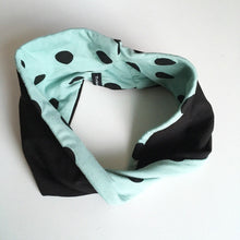 Indlæs billede til gallerivisning Pige pandebånd med mint farvet baggrund og sorte prikker - TrikkerDesign