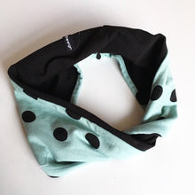 Indlæs billede til gallerivisning Pige pandebånd med mint farvet baggrund og sorte prikker - TrikkerDesign