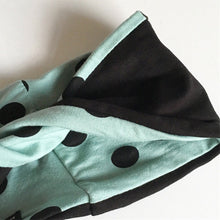 Indlæs billede til gallerivisning Pige pandebånd med mint farvet baggrund og sorte prikker - TrikkerDesign