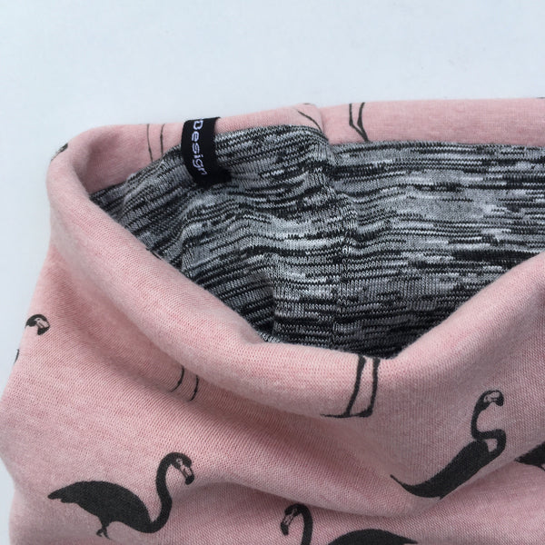 Lækker varm halsedisse med flamingoer og blødt strik - TrikkerDesign
