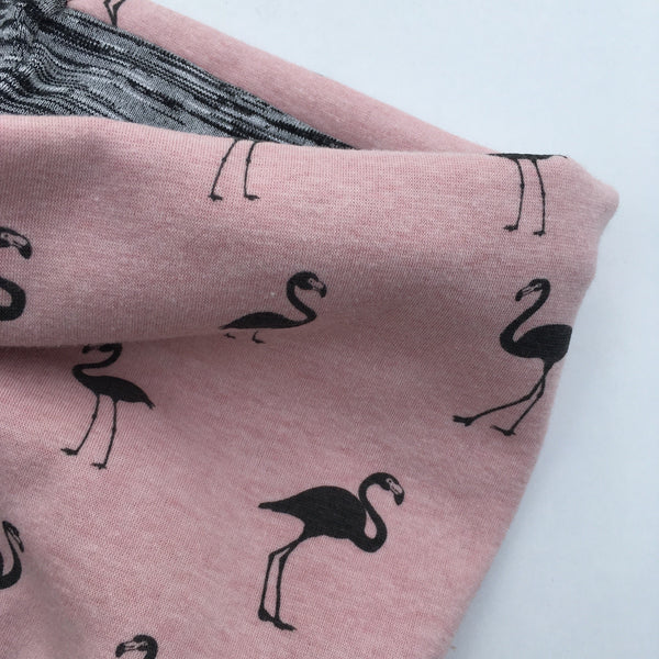 Lækker varm halsedisse med flamingoer og blødt strik - TrikkerDesign