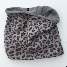 Indlæs billede til gallerivisning Unika Halsedisse med dyreprint og grå jersey. - TrikkerDesign