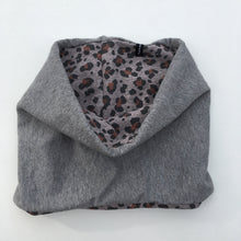 Indlæs billede til gallerivisning Unika Halsedisse med dyreprint og grå jersey. - TrikkerDesign