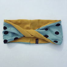 Indlæs billede til gallerivisning Pige pandebånd med twist i mintfarvet jersey og prikker. Str.8-14 år - TrikkerDesign