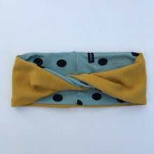 Indlæs billede til gallerivisning Pige pandebånd med twist i mintfarvet jersey og prikker. Str.8-14 år - TrikkerDesign