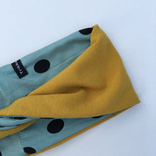 Indlæs billede til gallerivisning Pige pandebånd med twist i mintfarvet jersey og prikker. Str.8-14 år - TrikkerDesign
