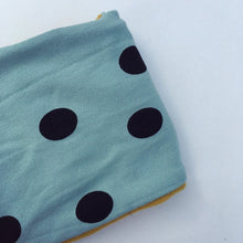 Indlæs billede til gallerivisning Pige pandebånd med twist i mintfarvet jersey og prikker. Str.8-14 år - TrikkerDesign