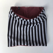 Indlæs billede til gallerivisning Unika halsedisse med striber og bordeaux jersey. - TrikkerDesign