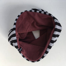 Indlæs billede til gallerivisning Unika halsedisse med striber og bordeaux jersey. - TrikkerDesign