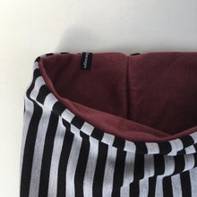 Indlæs billede til gallerivisning Unika halsedisse med striber og bordeaux jersey. - TrikkerDesign