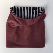 Indlæs billede til gallerivisning Unika halsedisse med striber og bordeaux jersey. - TrikkerDesign