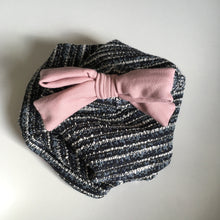 Indlæs billede til gallerivisning Børne hue med glitter og sløjfe. Str.4-10 år - TrikkerDesign