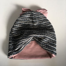 Indlæs billede til gallerivisning Børne hue med glitter og sløjfe. Str.4-10 år - TrikkerDesign