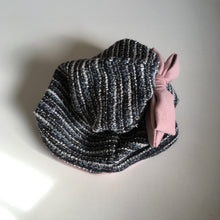 Indlæs billede til gallerivisning Børne hue med glitter og sløjfe. Str.4-10 år - TrikkerDesign