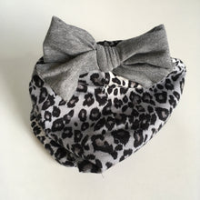 Indlæs billede til gallerivisning Børne hue med leopard og sløjfe. Str.4-10 år - TrikkerDesign