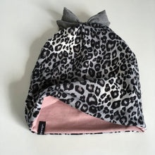 Indlæs billede til gallerivisning Børne hue med leopard og sløjfe. Str.4-10 år - TrikkerDesign