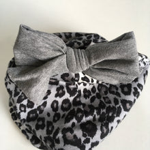 Indlæs billede til gallerivisning Børne hue med leopard og sløjfe. Str.4-10 år - TrikkerDesign