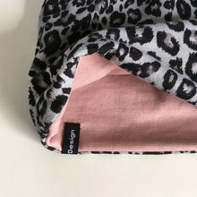 Indlæs billede til gallerivisning Børne hue med leopard og sløjfe. Str.4-10 år - TrikkerDesign