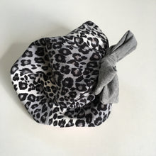 Indlæs billede til gallerivisning Børne hue med leopard og sløjfe. Str.4-10 år - TrikkerDesign