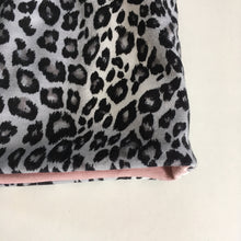 Indlæs billede til gallerivisning Børne hue med leopard og sløjfe. Str.4-10 år - TrikkerDesign