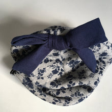 Indlæs billede til gallerivisning Børne hue med blomster og sløjfe. Str.4-10 år - TrikkerDesign