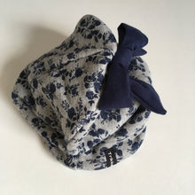 Indlæs billede til gallerivisning Børne hue med blomster og sløjfe. Str.4-10 år - TrikkerDesign