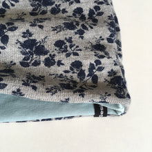 Indlæs billede til gallerivisning Børne hue med blomster og sløjfe. Str.4-10 år - TrikkerDesign