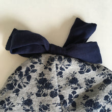 Indlæs billede til gallerivisning Børne hue med blomster og sløjfe. Str.4-10 år - TrikkerDesign